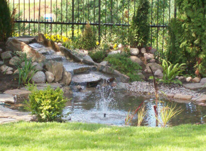 Oaza spokoju z wodospadem w ogrodzie.