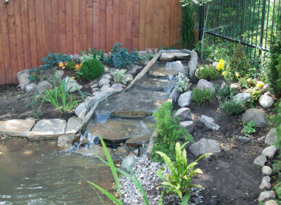 Ogród z wodospadem i roślinnością.