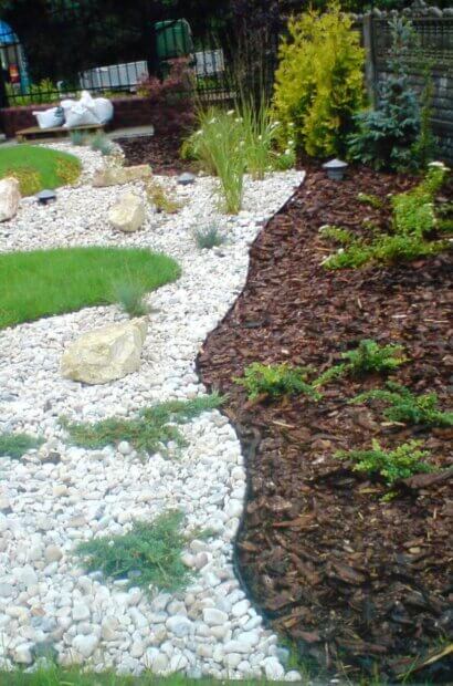 Nowoczesny ogród z kamieniami i roślinami.